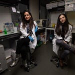 Las doctoras María Linares y Alba Rodríguez en el laboratorio del hospital 12 de octubre 