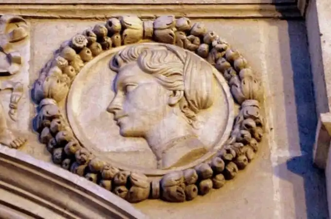 ¿Por qué Grace Kelly está tallada en la fachada del Ayuntamiento de Sevilla?