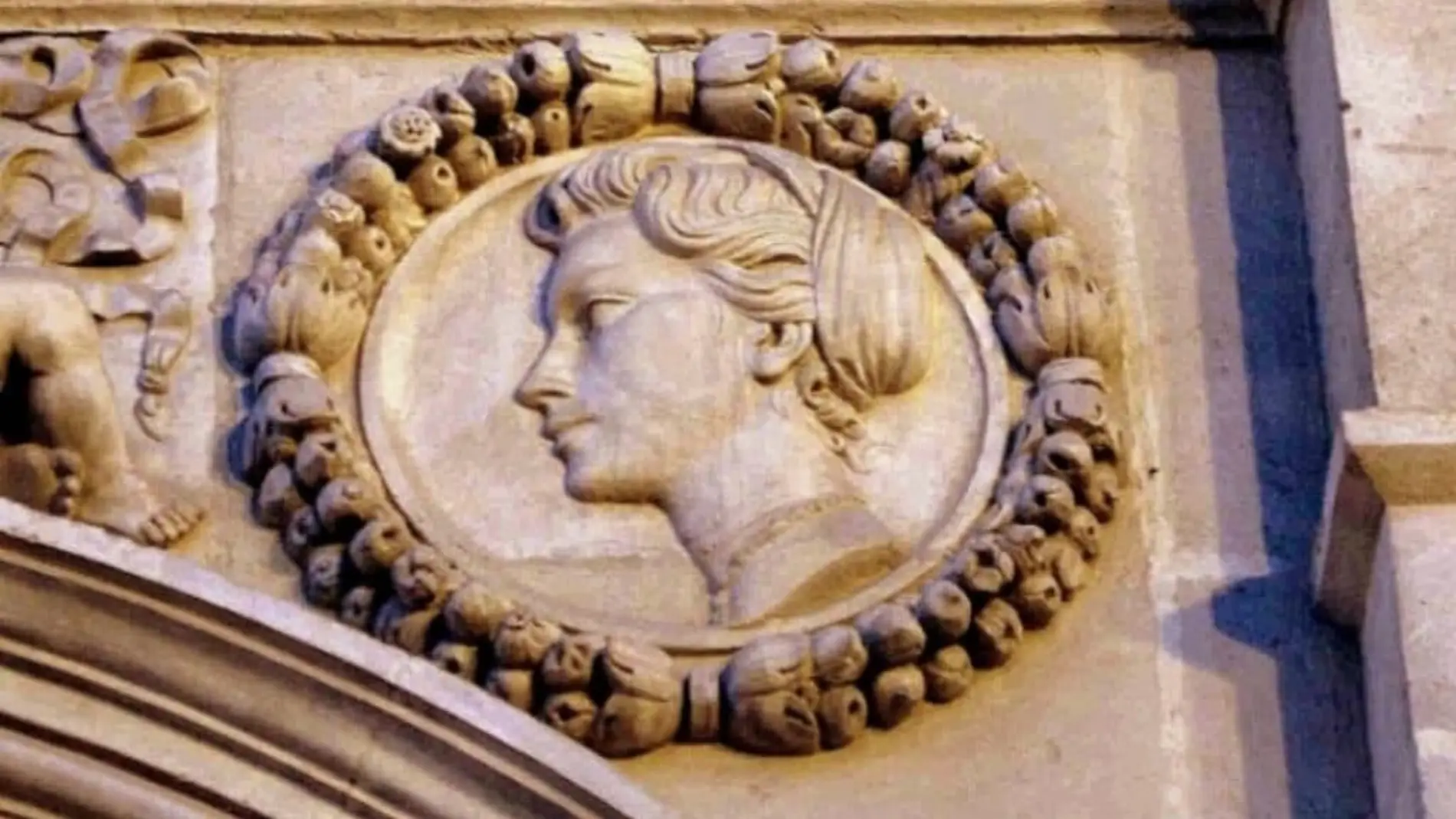 Medallón de Grace Kelly en la fachada del Ayuntamiento de Sevilla
