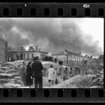 Los edificios del hospital del Espíritu Santo en la calle Elektoralna 12, destruidos en 1939; al fondo, humo del gueto en llamas, abril-mayo de 1943