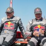 Carlos Sainz y Lucas Cruz celebran el Dakar 2024