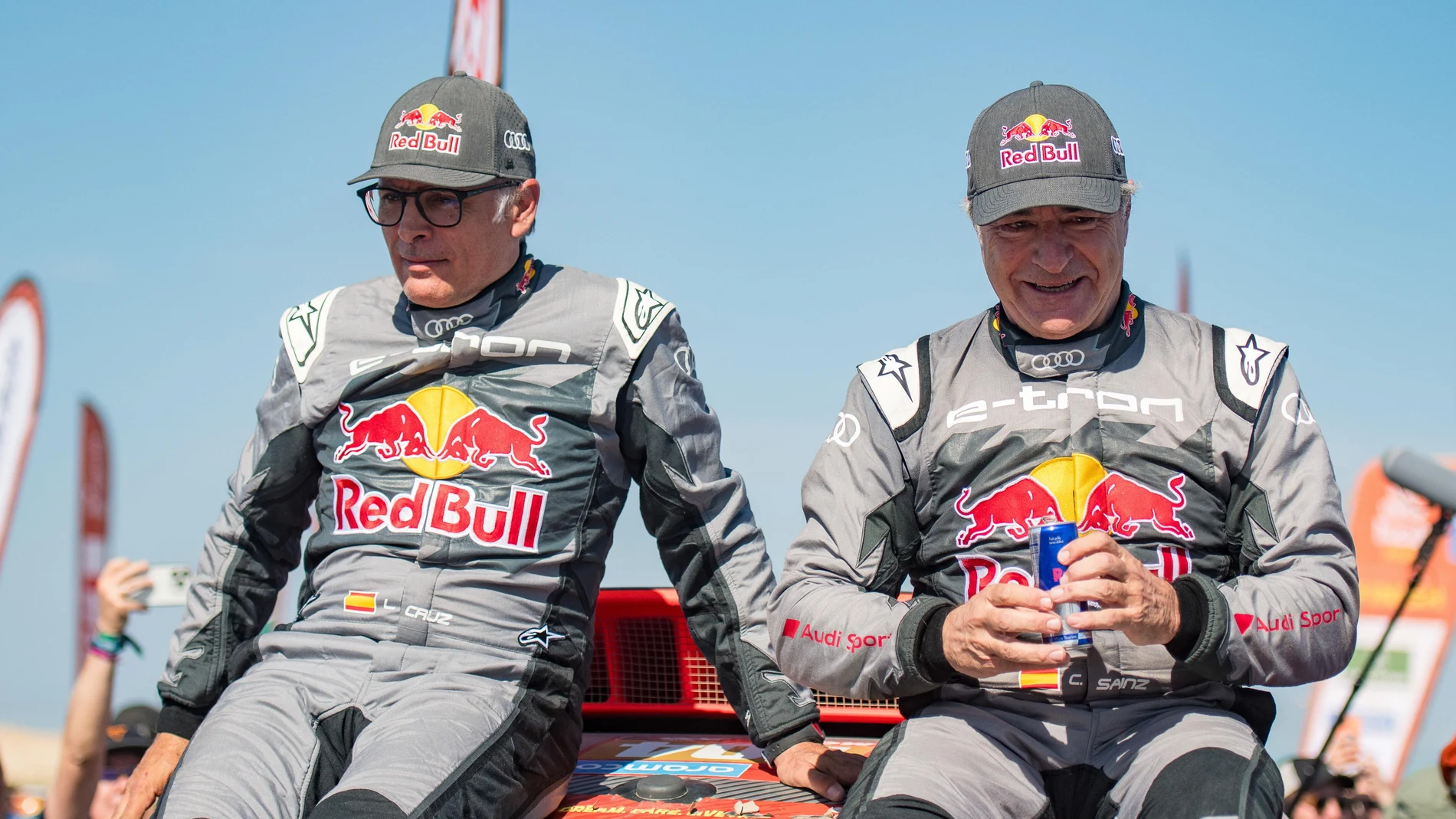 Carlos Sainz y Lucas Cruz celebran el Dakar 2024