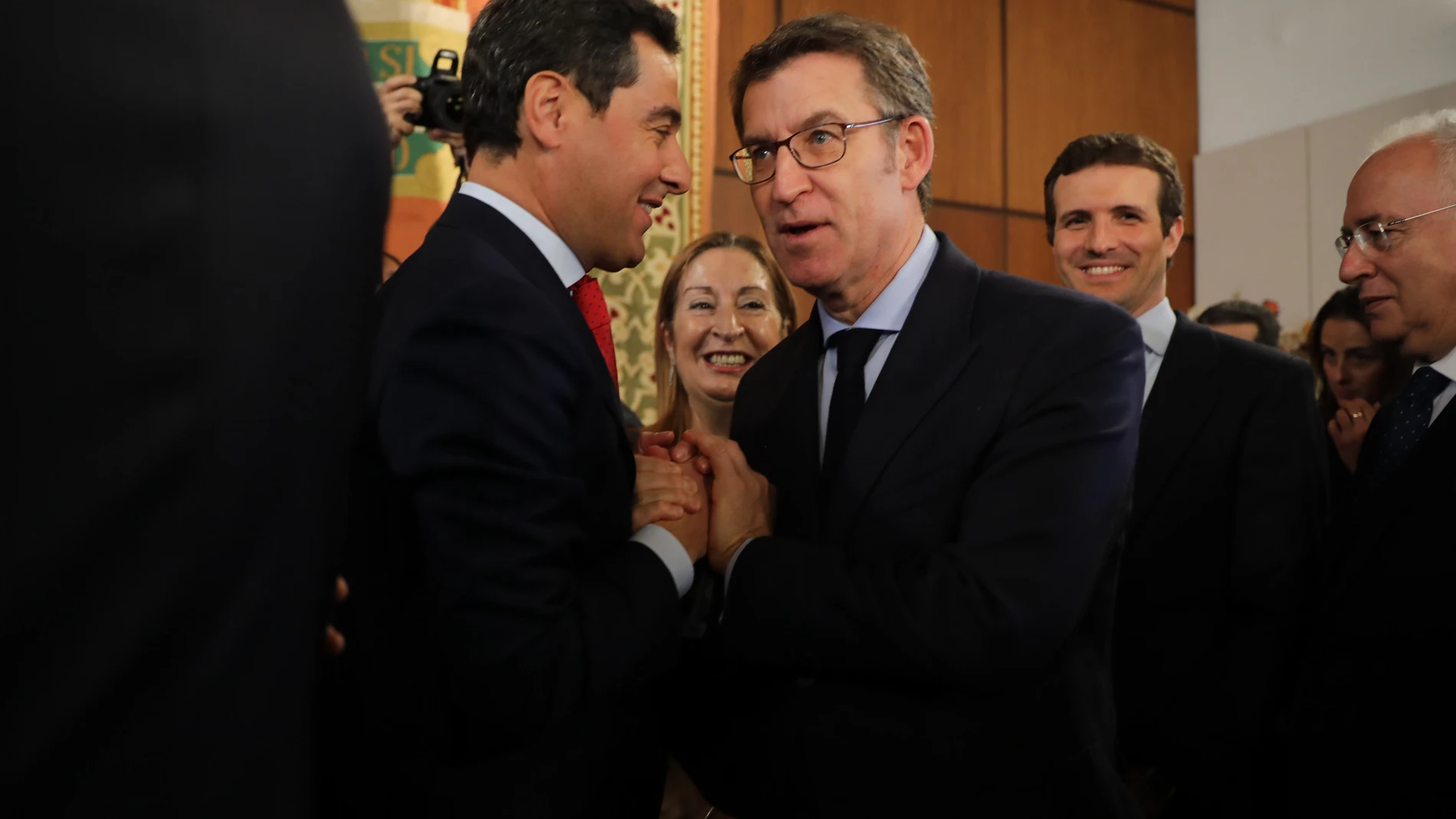 Juanma Moreno, junto a Alberto Núñez Feijóo, el 18 de enero de 2019, hace cinco años