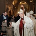 El nuevo obispo de Palencia, Mikel Garciandía, saluda a sus fieles