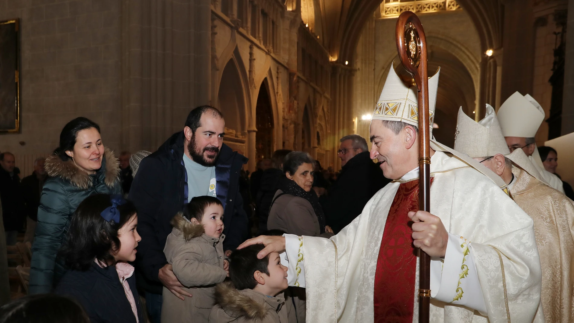 El nuevo obispo de Palencia, Mikel Garciandía, saluda a sus fieles