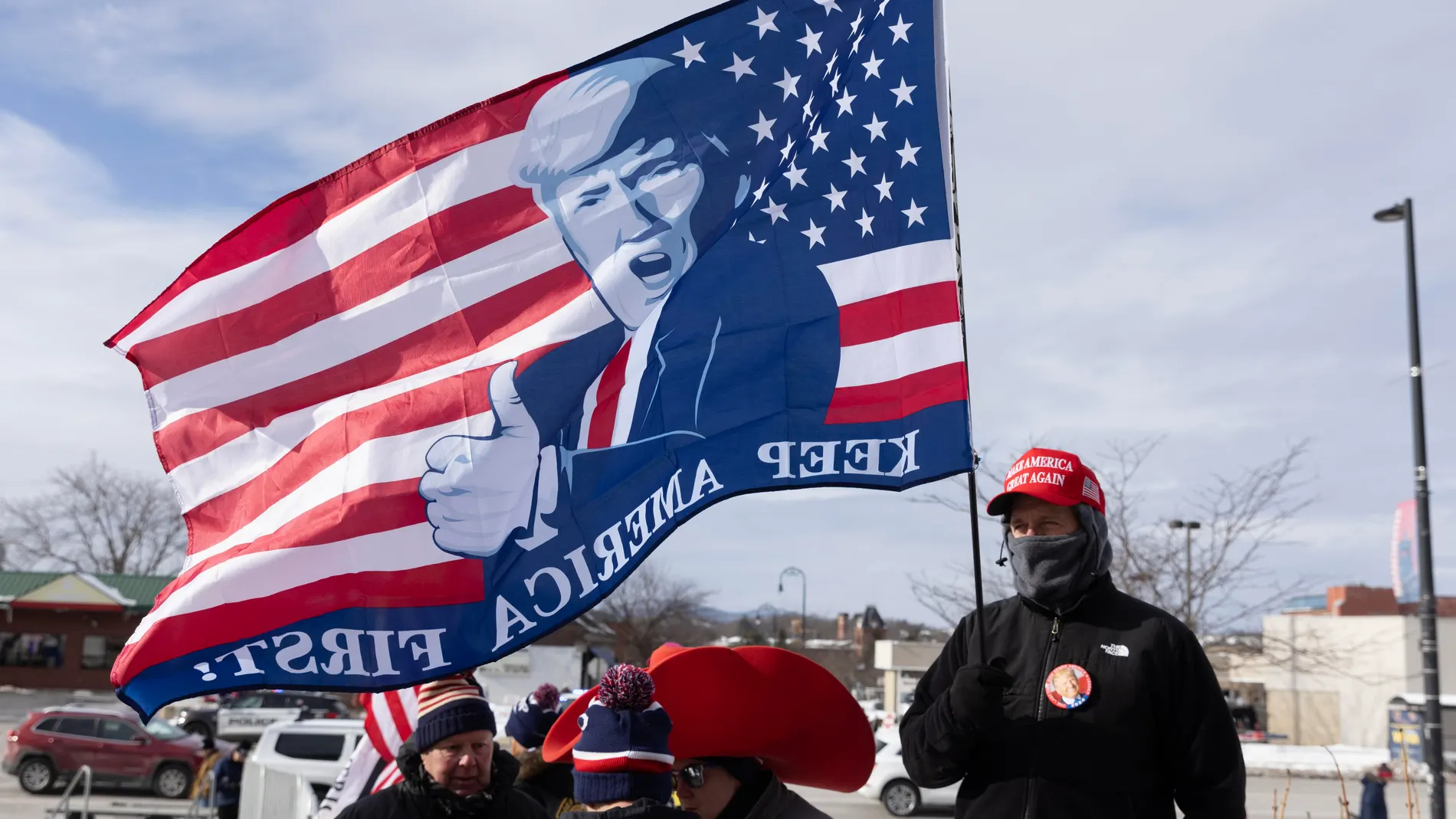 Manchester (United States), 20/01/2024.- Supporters of former US President Donald J. Trump wait in frigid temperatures outside SNHU Arena, before a Trump campaign rally in Manchester, New Hampshire, USA, 20 January 2024. The New Hampshire primary is held 23 January 2024 and is the second contest in the nominating process of the Republican presidential nomination. EFE/EPA/MICHAEL REYNOLDS