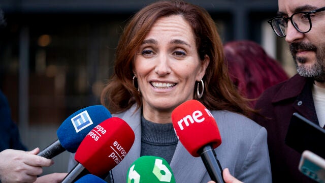 Mónica García visita a los aspirantes que se presentan al examen MIR