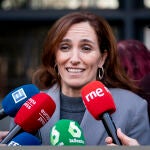 Mónica García visita a los aspirantes que se presentan al examen MIR