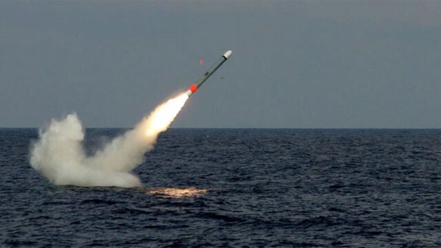 Un misil Tomahawk lanzado por un submarino, en el momento de salir a la superficie