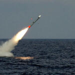 Un misil Tomahawk lanzado por un submarino, en el momento de salir a la superficie