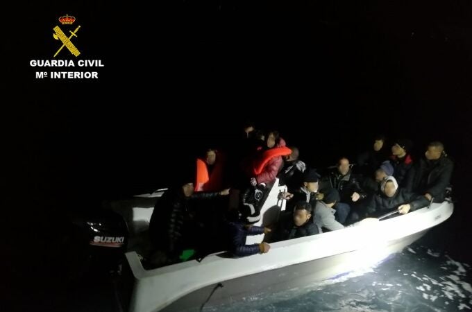 Guardia Civil rescata a 16 migrantes a bordo de una embarcación a punto de naufragar en la costa murciana