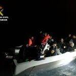 Guardia Civil rescata a 16 migrantes a bordo de una embarcación a punto de naufragar en la costa murciana