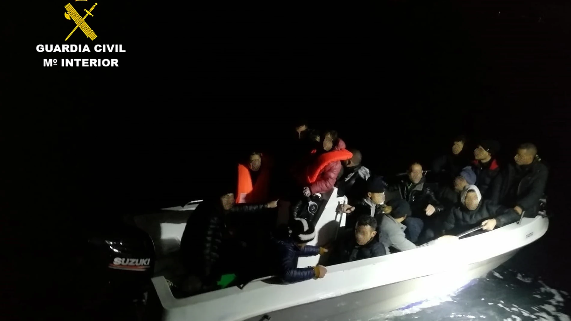 Guardia Civil rescata a 16 migrantes a bordo de una embarcación a punto de naufragar en la costa murciana GUARDIA CIVIL 20/01/2024