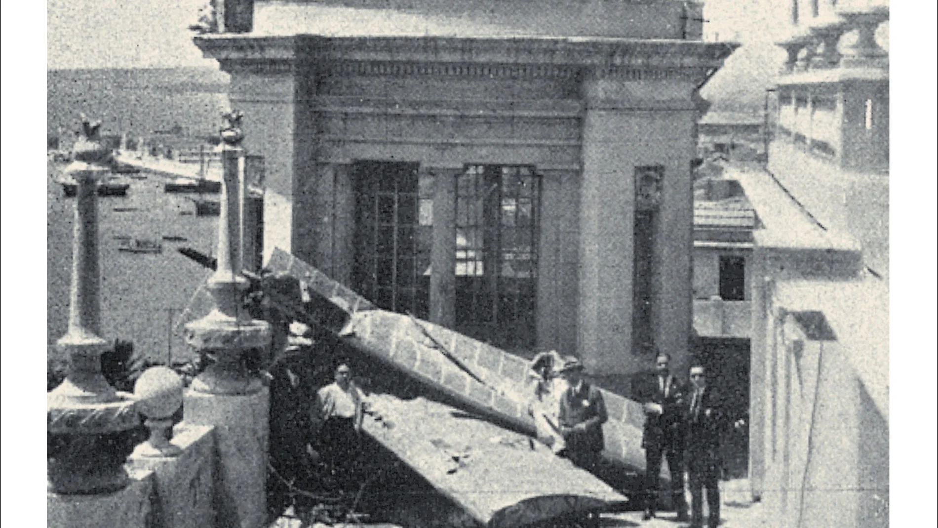 Imagen del accidente de avión, de 1925, en la Casa Carbonell, uno de los iconos de la ciudad de Alicante.