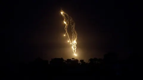 Los ataques israelíes iluminan el cielo de Gaza