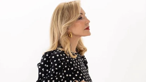 Carmen Lomana con blusa de lunares.