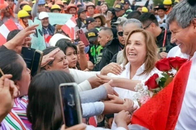 Boluarte regresó a Ayacucho por primera vez desde las manifestaciones antigubernamentales, aunque su presencia fue rechazada por grupos de familiares