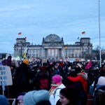 Protesta contra la extrema derecha frente al Parlamento alemán en Berlín