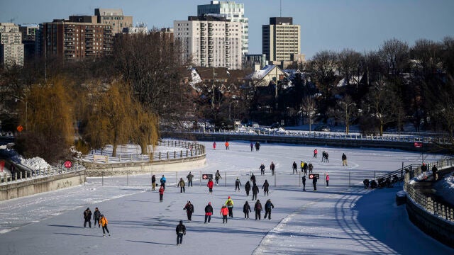 Gente patina en el Rideau Canal Skateway en Ottawa, la capital de Canadá