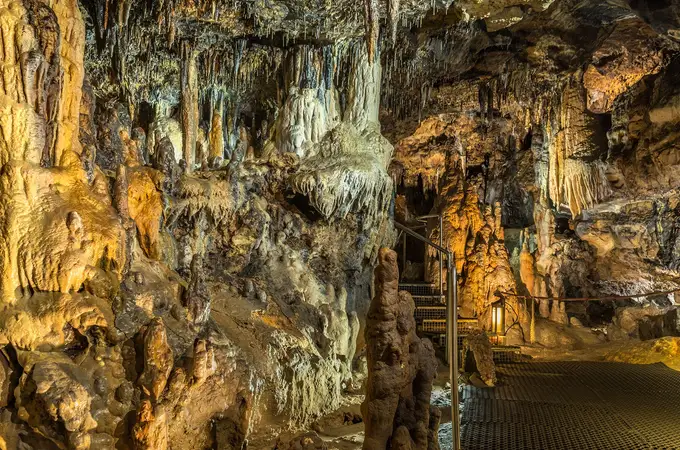 Este es el espectacular pueblo rocoso con una cueva de 3.600 metros a poco más de una hora de Madrid