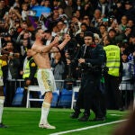 Carvajal celebra sin camiseta el tercer gol del Real Madrid