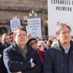 El presidente Alfonso Fernández Mañueco y alcalde Carlos García Carbayo, durante la protesta