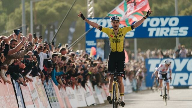 Ciclismo.- Van Aert reina en la Copa del Mundo de Benidorm tras la inesperada caída de Van der Poel