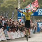 Ciclismo.- Van Aert reina en la Copa del Mundo de Benidorm tras la inesperada caída de Van der Poel