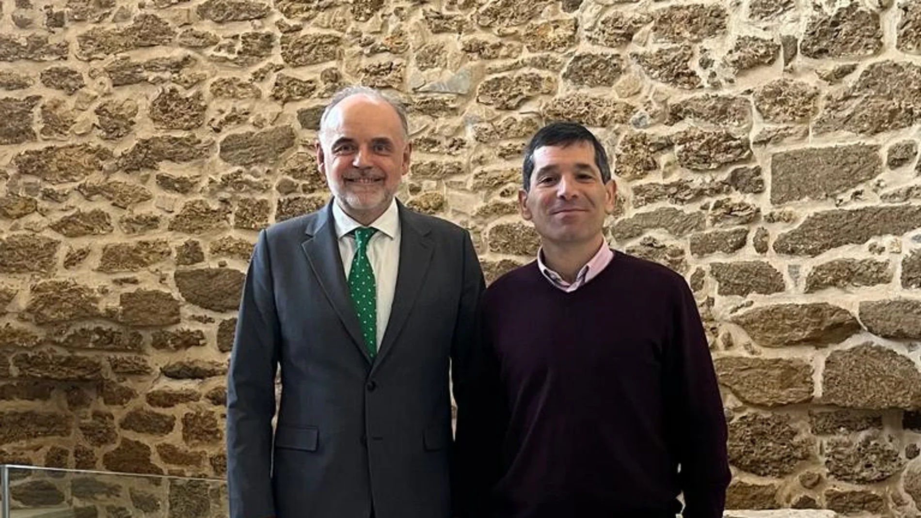 El director corporativo de Galletas Gullón, Francisco Hevia; y el secretario general de la Fundación España Habitar, José Javier Sánchez Oliva, suscriben el acuerdo