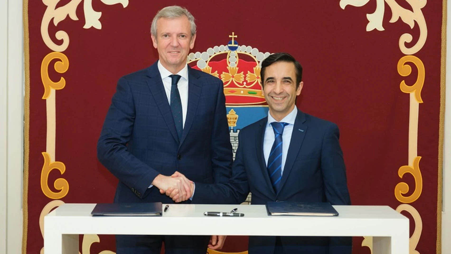 Alfonso Rueda y Rey Varela en la firma del convenio de colaboración 'Abrir Ferrol al Mar'. 