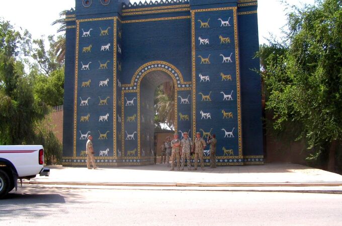 Reproducción de la Puerta de Ishtar de Babilonia, ya que la original se encuentra en el Museo de Pérgamo en Alemania