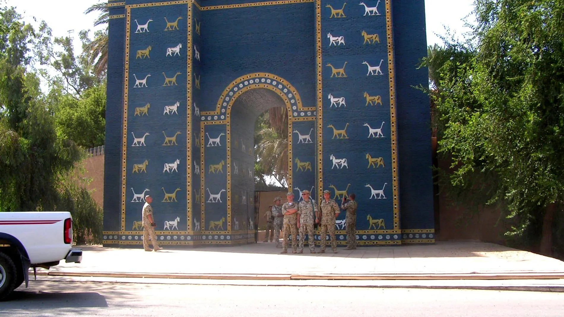 Reproducción de la Puerta de Ishtar de Babilonia, ya que la original se encuentra en el Museo de Pérgamo en Alemania