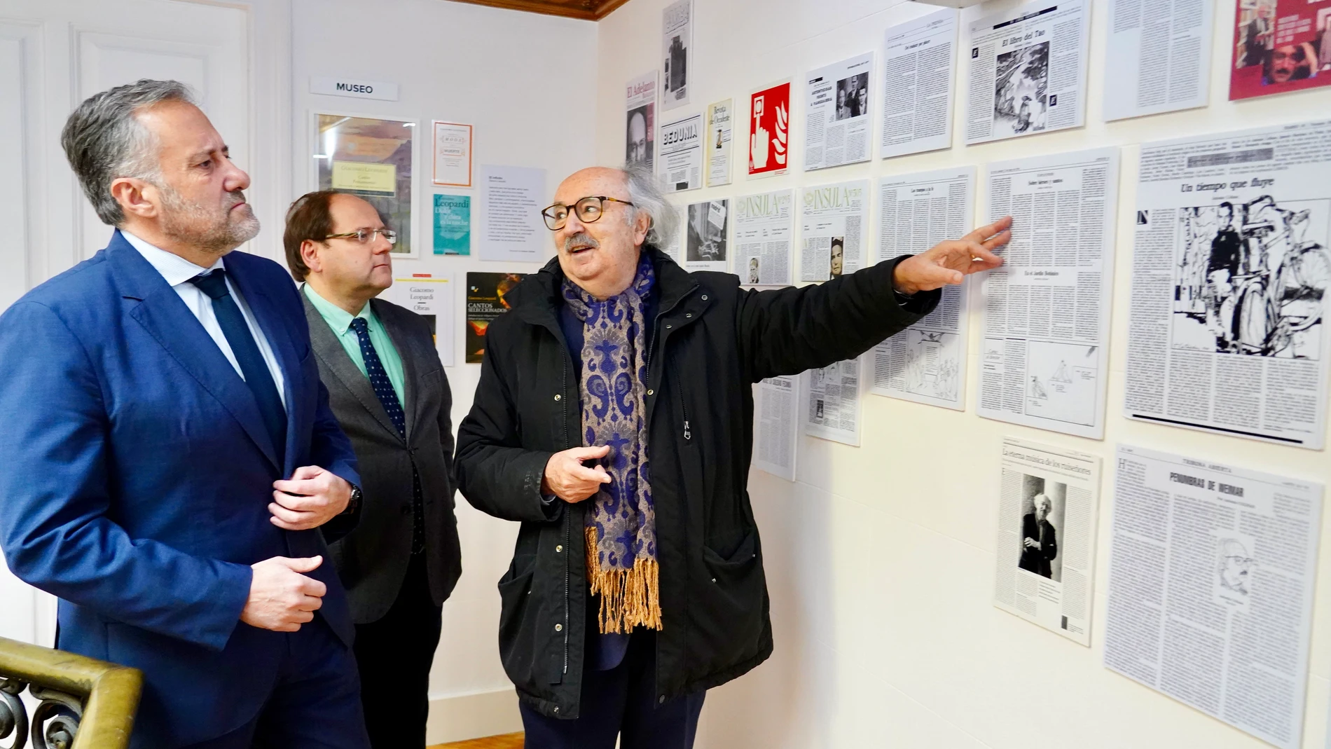 Carlos Pollán visita la Casa de la Poesía de La Bañeza de la mano de Antonio Colinas
