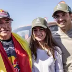 Carlos Sainz Jr. hace oficial su relación con Rebecca Donaldson: Así es la modelo que protagoniza el último vídeo de Ferrari