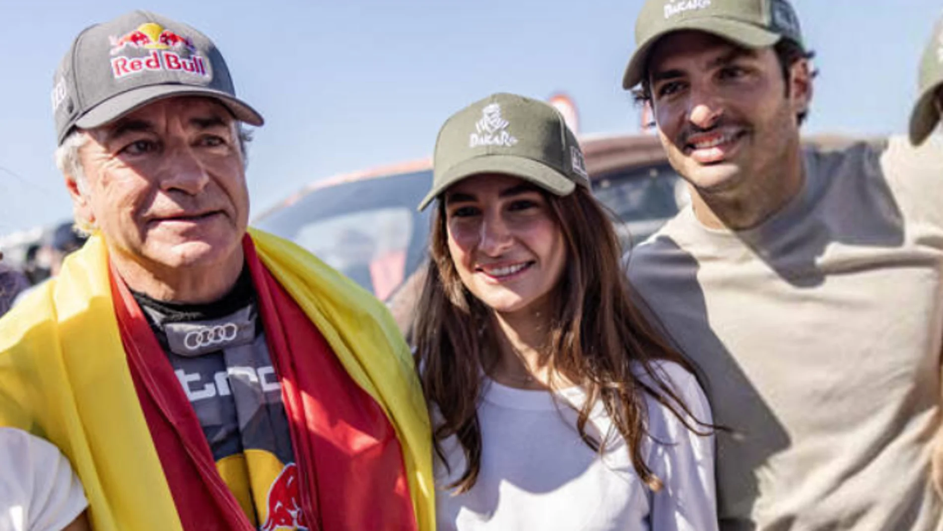 Carlos Sainz Jr. hace oficial su relación con Rebecca Donaldson: Así es la modelo que protagoniza el último vídeo de Ferrari