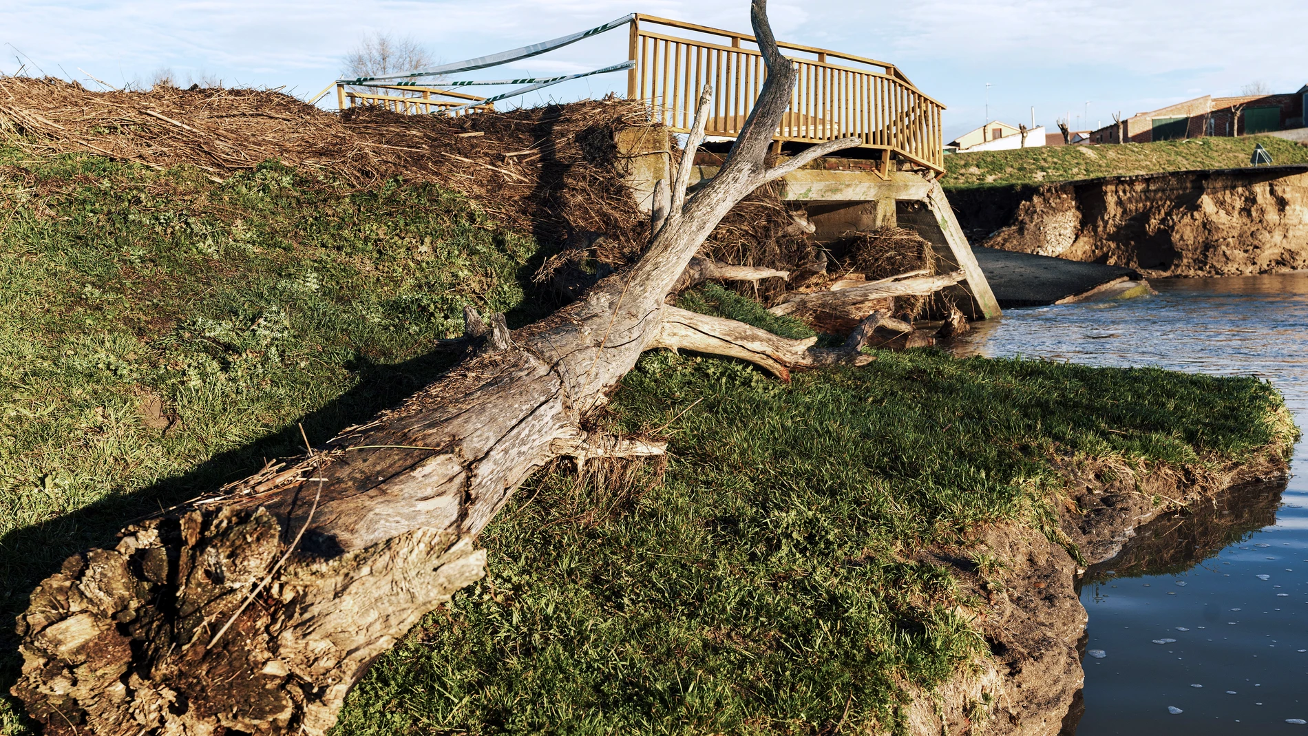 -FOTODELDIA- CISLA (ÁVILA), 22/01/2024.- Vista del puente de acceso a la localidad abulense de Cisla destrozado por la crecida del río Zapardiel este lunes. EFE/Raúl Sanchidrián 