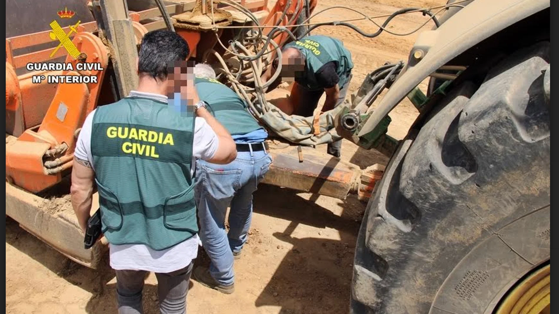 Agentes inspeccionan uno de los vehículos