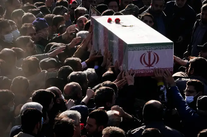 Irán entierra a cinco miembros de la Guardia Revolucionaria y promete venganza a Israel