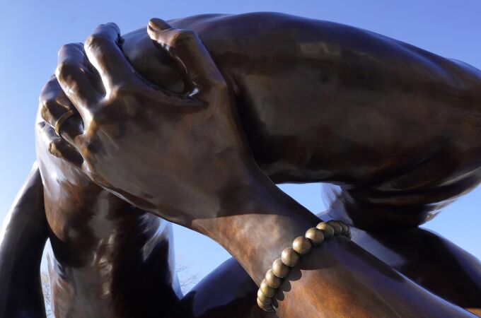Imagen de "The Embrce", la estatua en honor a Luther King