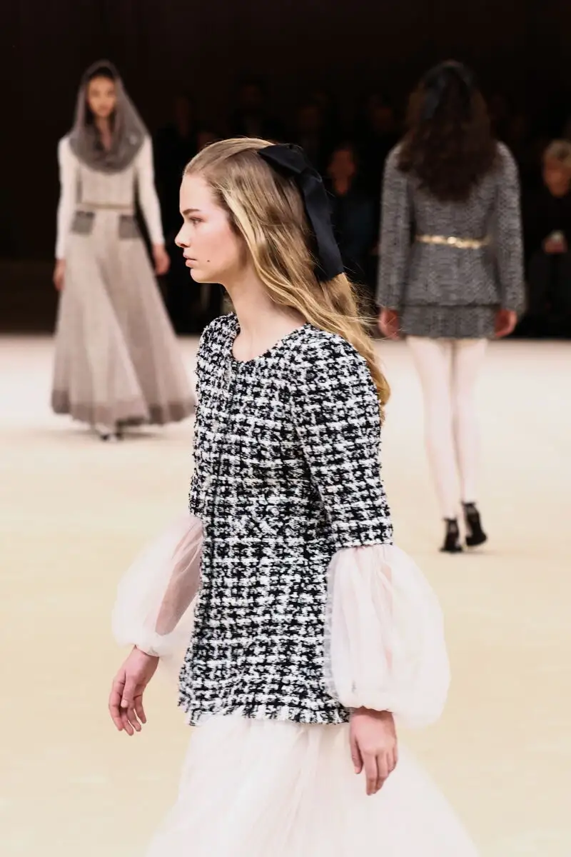 Chanel presenta su colección de Alta Costura en París.