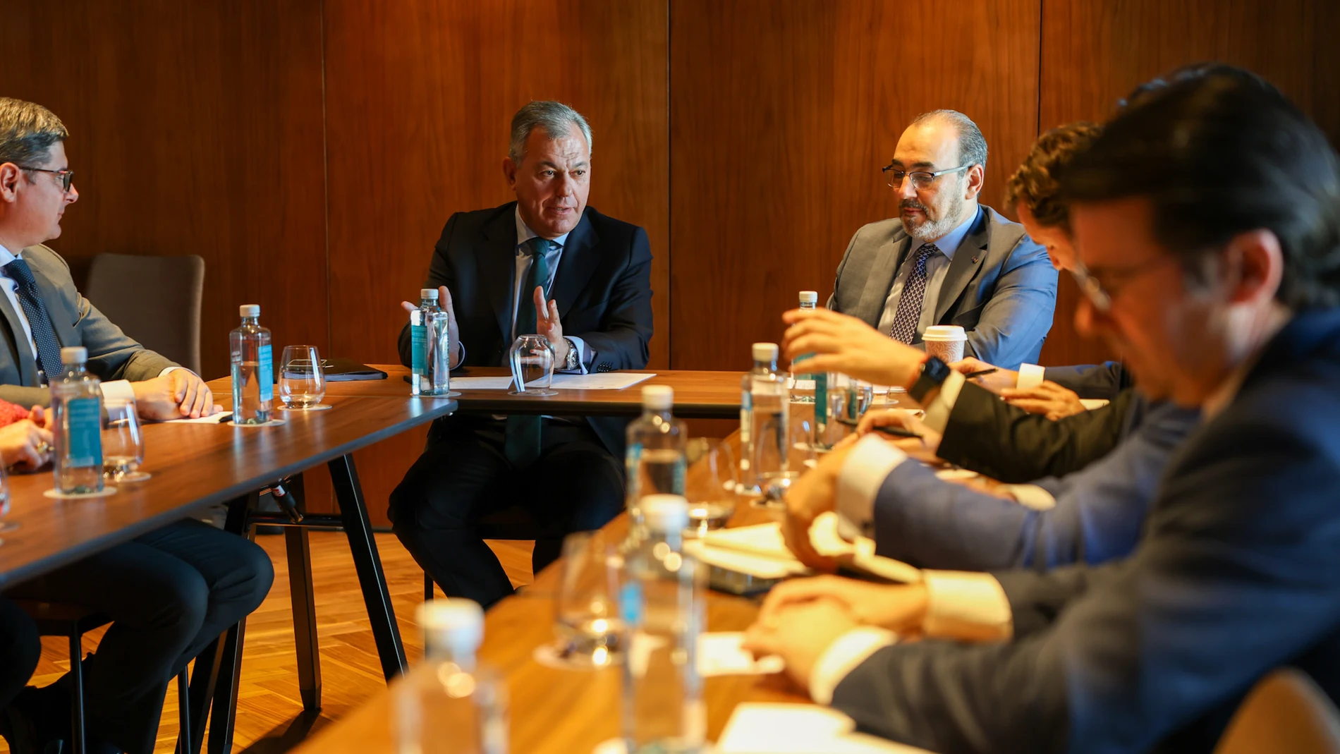 El alcalde de Sevilla, José Luis Sanz, se ha reunido hoy con el presidente del Banco Iberoamericano de Desarrollo, Sergio Díaz-Granados