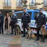 La alcaldesa de Palencia, Miriam de Andrés, junto a la unidad canina
