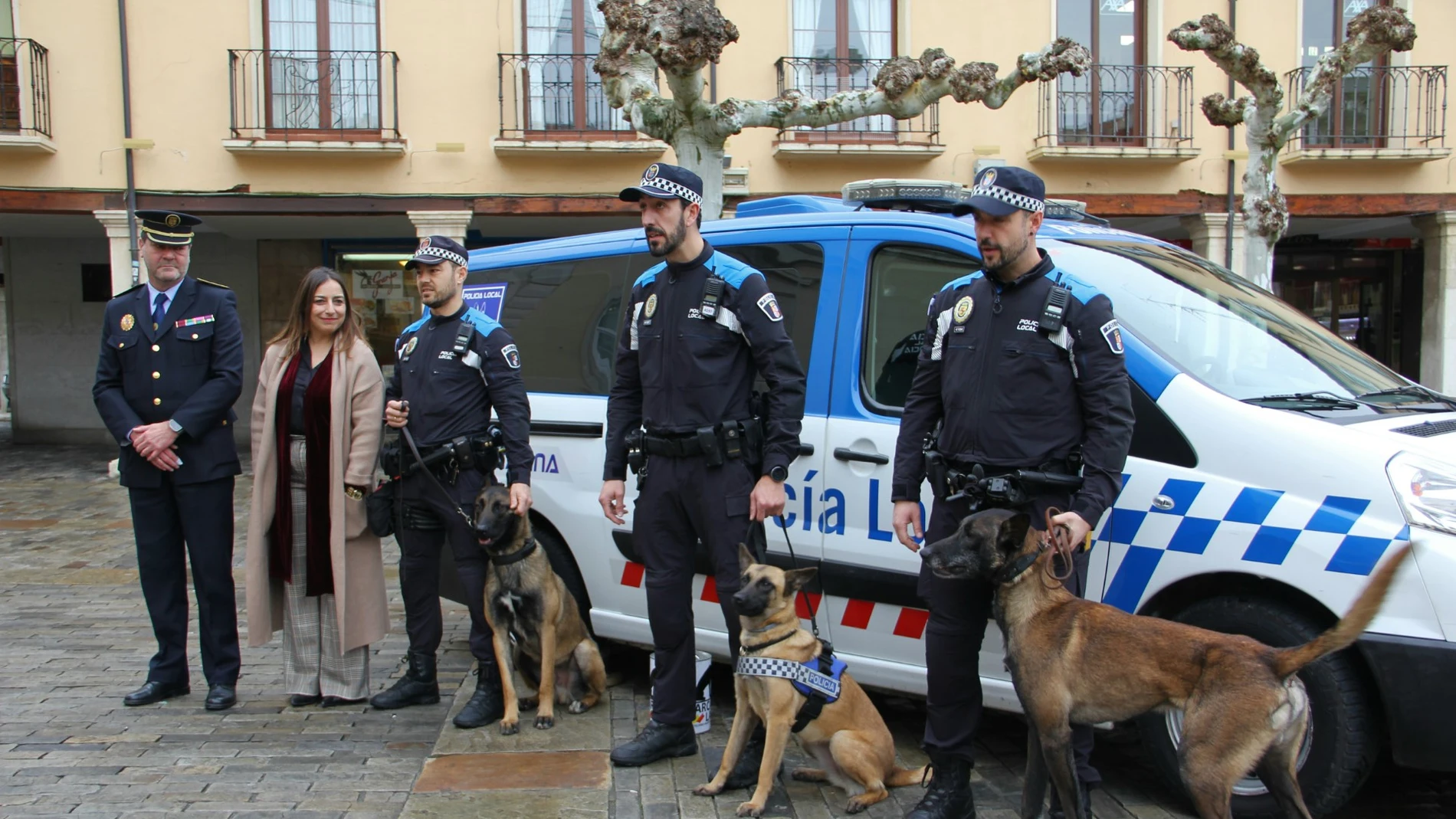 La alcaldesa de Palencia, Miriam de Andrés, junto a la unidad canina