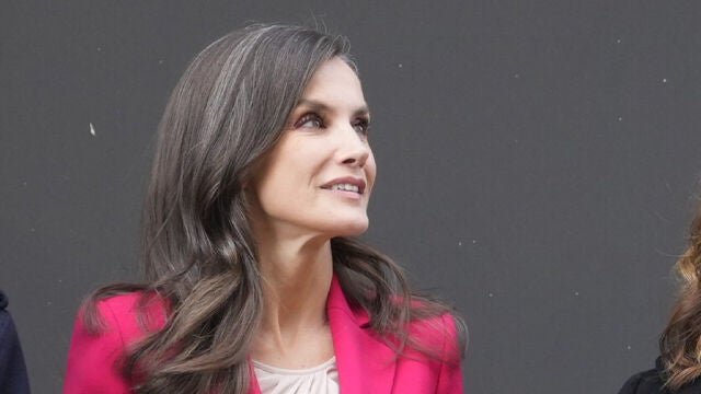 La Reina Letizia con traje rojo en lleida. 