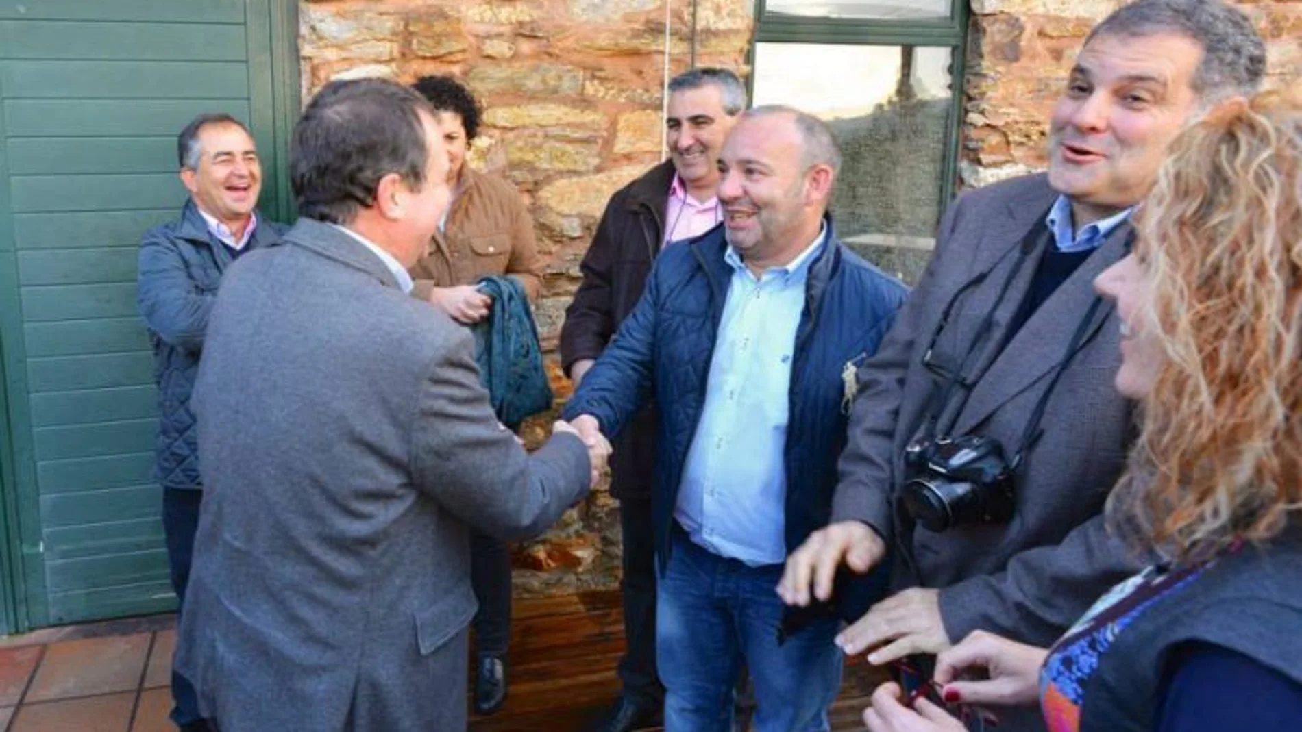 Ballesteros saluda al alcalde de Vigo, Abel Caballero, en la época en que era pedáneo de la entidad. 