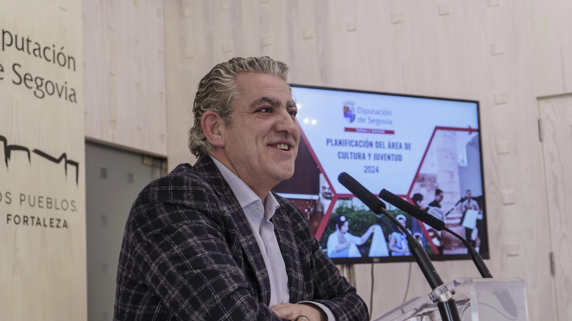 El diputado del Área de Cultura, Juventud y Deportes, José María Bravo, presentan el plan