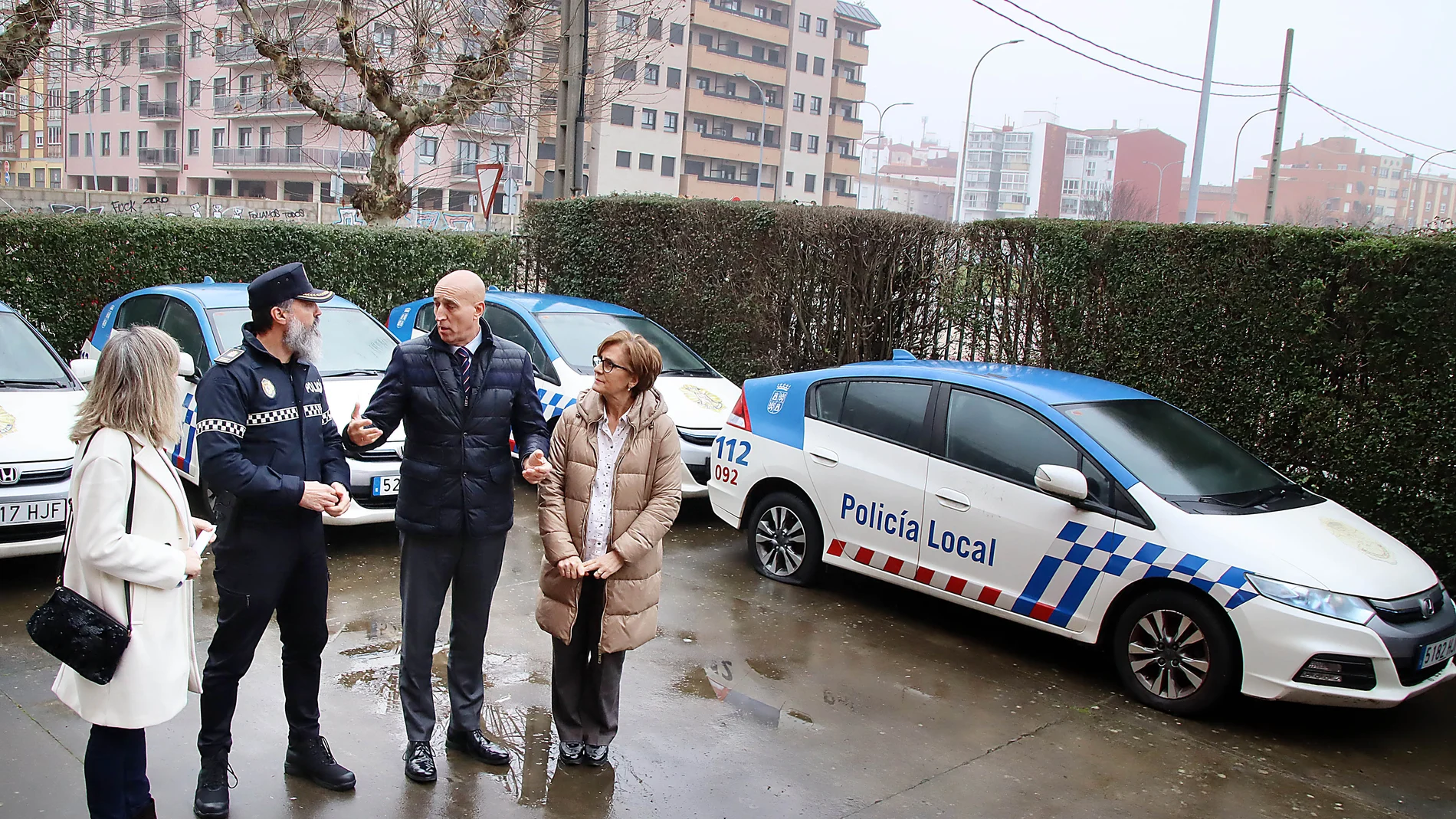 El alcalde de León, José Antonio Diez, participa en la entrega de vehículos policiales en desuso al IES Giner de los Ríos, donde ha realizado las declaraciones