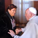 La rectora de la UCAV,María del Rosario Sáez Yuguero, saluda al Papa