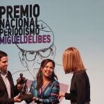 Mara Torres recoge el Delibes de Periodismo de manos de Juan Martín, presidente de la APV