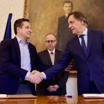 El alcalde de Salamanca, Carlos García Carbayo, y el presidente de AIR Institute, Juan Manuel Corchado, firman un convenio de colaboración